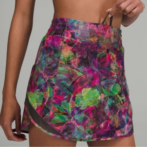 lululemon athletica Dresses & Skirts - Lululemon Hotty Hot High-Rise Skirt